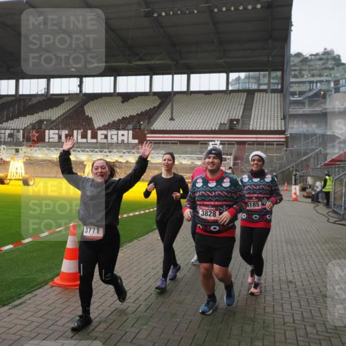 07.12.2025 - St. Pauli X-Mass-Run No. 15 Fabian Wolf http://msf.ph/oto/9394765 07.12.2025 10:26:51 Ziel 3771, 3787, 3792, 3828, 4185, 4384, 4705 meine-sportfotos.de
