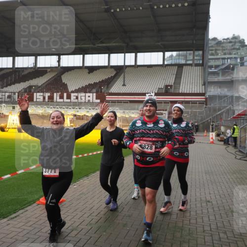 07.12.2025 - St. Pauli X-Mass-Run No. 15 Fabian Wolf http://msf.ph/oto/9394766 07.12.2025 10:26:51 Ziel 3771, 3787, 3792, 3828, 4185, 4384, 4705 meine-sportfotos.de