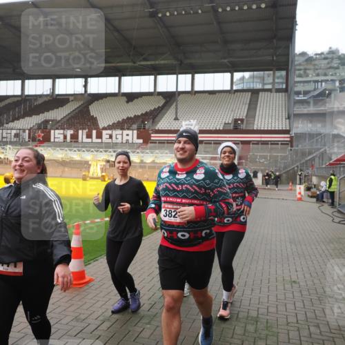 07.12.2025 - St. Pauli X-Mass-Run No. 15 Fabian Wolf http://msf.ph/oto/9394768 07.12.2025 10:26:52 Ziel 3771, 3787, 3792, 3828, 4185, 4384, 4705 meine-sportfotos.de