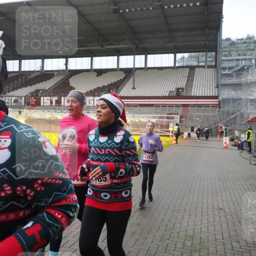 07.12.2025 - St. Pauli X-Mass-Run No. 15 Fabian Wolf http://msf.ph/oto/9394773 07.12.2025 10:26:53 Ziel 3771, 3787, 3792, 3828, 4185, 4384, 4705 meine-sportfotos.de