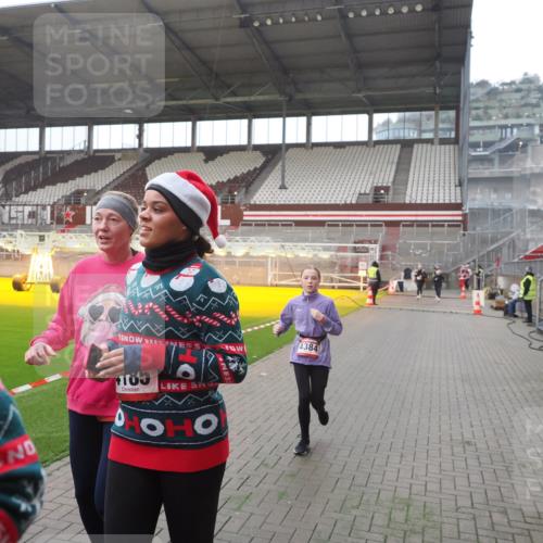 07.12.2025 - St. Pauli X-Mass-Run No. 15 Fabian Wolf http://msf.ph/oto/9394774 07.12.2025 10:26:53 Ziel 3771, 3787, 3792, 3828, 4185, 4384, 4705 meine-sportfotos.de