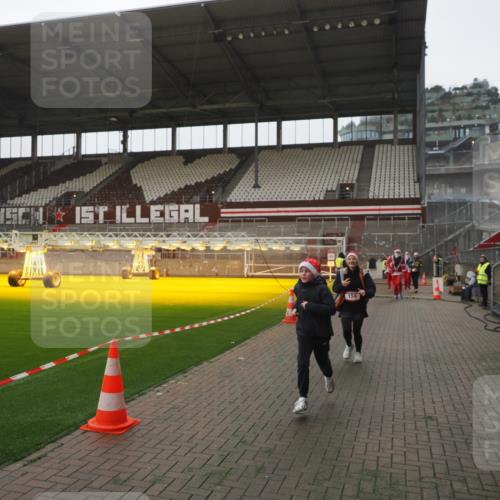 07.12.2025 - St. Pauli X-Mass-Run No. 15 Fabian Wolf http://msf.ph/oto/9394782 07.12.2025 10:26:59 Ziel 159, 1468, 1472, 3720, 3771, 3787, 3828, 4185, 4384, 4705 meine-sportfotos.de