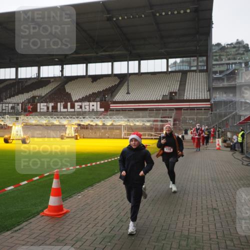 07.12.2025 - St. Pauli X-Mass-Run No. 15 Fabian Wolf http://msf.ph/oto/9394784 07.12.2025 10:27:00 Ziel 159, 1468, 1472, 3720, 3771, 3787, 3828, 4185, 4334, 4353, 4384 meine-sportfotos.de