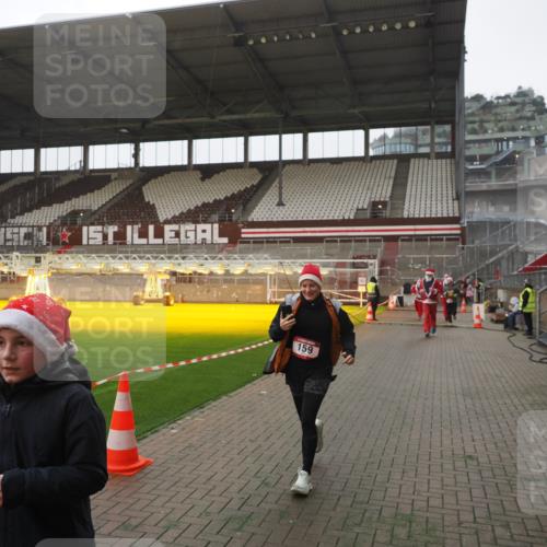 07.12.2025 - St. Pauli X-Mass-Run No. 15 Fabian Wolf http://msf.ph/oto/9394788 07.12.2025 10:27:01 Ziel 159, 1468, 1472, 3720, 3771, 3787, 4334, 4353, 4384 meine-sportfotos.de