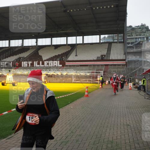07.12.2025 - St. Pauli X-Mass-Run No. 15 Fabian Wolf http://msf.ph/oto/9394790 07.12.2025 10:27:01 Ziel 159, 1468, 1472, 3720, 3771, 3787, 4334, 4353, 4384 meine-sportfotos.de