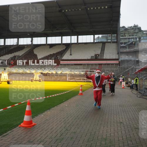 07.12.2025 - St. Pauli X-Mass-Run No. 15 Fabian Wolf http://msf.ph/oto/9394800 07.12.2025 10:27:04 Ziel 159, 1468, 1472, 3720, 4334, 4353, 4384 meine-sportfotos.de