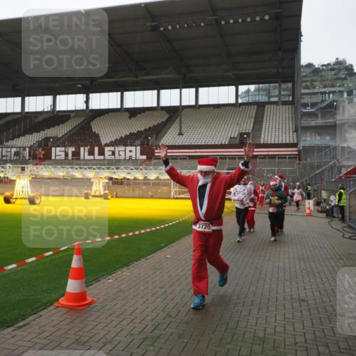 07.12.2025 - St. Pauli X-Mass-Run No. 15 Fabian Wolf http://msf.ph/oto/9394805 07.12.2025 10:27:05 Ziel 159, 1468, 1472, 1618, 3720, 4334, 4353, 4384, 4391, 4410 meine-sportfotos.de