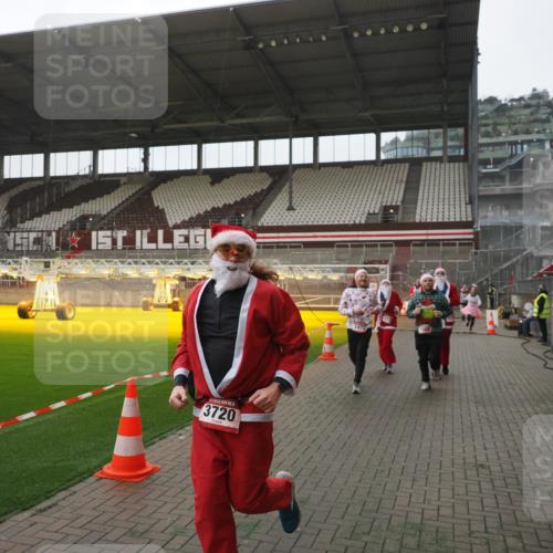 07.12.2025 - St. Pauli X-Mass-Run No. 15 Fabian Wolf http://msf.ph/oto/9394809 07.12.2025 10:27:06 Ziel 159, 1468, 1472, 1618, 3720, 4334, 4353, 4391, 4409, 4410 meine-sportfotos.de