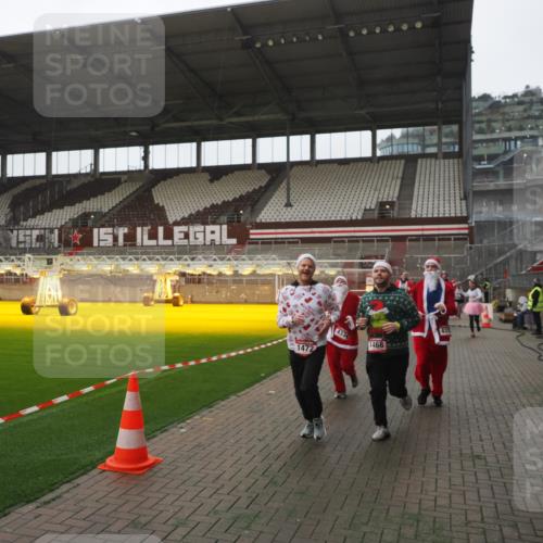 07.12.2025 - St. Pauli X-Mass-Run No. 15 Fabian Wolf http://msf.ph/oto/9394816 07.12.2025 10:27:07 Ziel 159, 1468, 1472, 1618, 3720, 4225, 4334, 4353, 4391, 4409, 4410 meine-sportfotos.de
