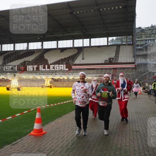 07.12.2025 - St. Pauli X-Mass-Run No. 15 Fabian Wolf http://msf.ph/oto/9394818 07.12.2025 10:27:08 Ziel 159, 1468, 1472, 1618, 3720, 4225, 4334, 4353, 4391, 4409, 4410 meine-sportfotos.de