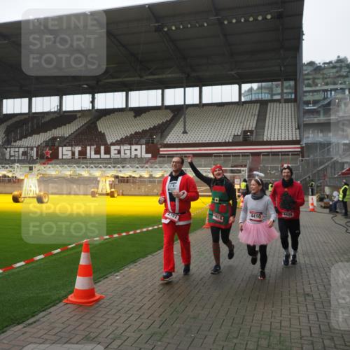 07.12.2025 - St. Pauli X-Mass-Run No. 15 Fabian Wolf http://msf.ph/oto/9394839 07.12.2025 10:27:12 Ziel 159, 1312, 1317, 1468, 1472, 1618, 3720, 4225, 4334, 4353, 4391, 4409, 4410 meine-sportfotos.de