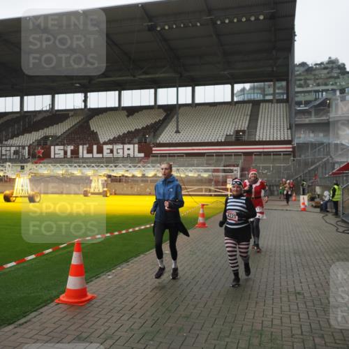 07.12.2025 - St. Pauli X-Mass-Run No. 15 Fabian Wolf http://msf.ph/oto/9394856 07.12.2025 10:27:16 Ziel 1312, 1317, 1468, 1472, 1618, 3571, 3720, 4225, 4334, 4353, 4391, 4409, 4410 meine-sportfotos.de