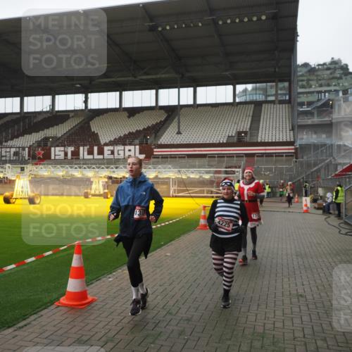 07.12.2025 - St. Pauli X-Mass-Run No. 15 Fabian Wolf http://msf.ph/oto/9394858 07.12.2025 10:27:16 Ziel 1312, 1317, 1468, 1472, 1618, 3571, 3720, 4225, 4334, 4353, 4391, 4409, 4410 meine-sportfotos.de