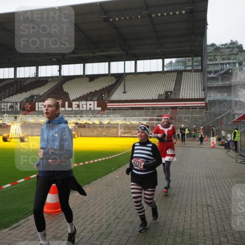 07.12.2025 - St. Pauli X-Mass-Run No. 15 Fabian Wolf http://msf.ph/oto/9394860 07.12.2025 10:27:17 Ziel 1312, 1317, 1468, 1472, 1618, 3571, 3720, 4225, 4334, 4353, 4391, 4409, 4410 meine-sportfotos.de
