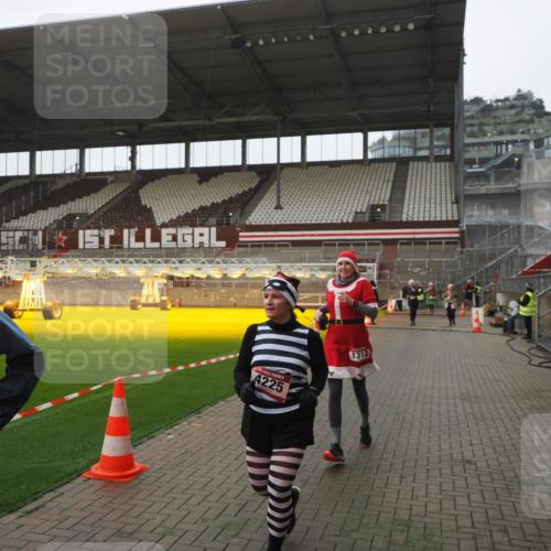 07.12.2025 - St. Pauli X-Mass-Run No. 15 Fabian Wolf http://msf.ph/oto/9394861 07.12.2025 10:27:17 Ziel 1312, 1317, 1468, 1472, 1618, 3571, 3720, 4225, 4334, 4353, 4391, 4409, 4410 meine-sportfotos.de