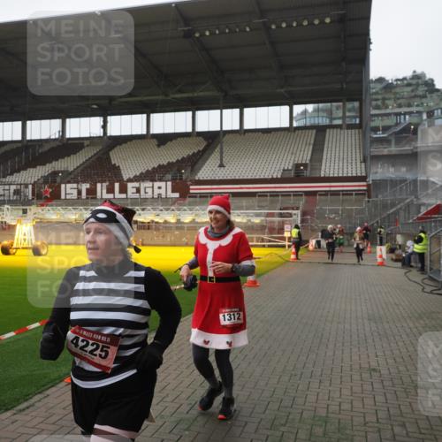 07.12.2025 - St. Pauli X-Mass-Run No. 15 Fabian Wolf http://msf.ph/oto/9394864 07.12.2025 10:27:18 Ziel 1312, 1317, 1468, 1472, 1618, 3571, 3715, 4225, 4334, 4353, 4391, 4409, 4410 meine-sportfotos.de
