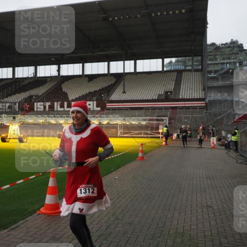 07.12.2025 - St. Pauli X-Mass-Run No. 15 Fabian Wolf http://msf.ph/oto/9394866 07.12.2025 10:27:18 Ziel 1312, 1317, 1468, 1472, 1618, 3571, 3715, 4225, 4334, 4353, 4391, 4409, 4410 meine-sportfotos.de