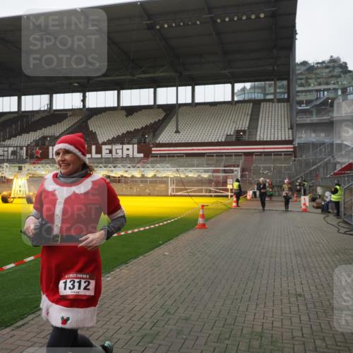 07.12.2025 - St. Pauli X-Mass-Run No. 15 Fabian Wolf http://msf.ph/oto/9394867 07.12.2025 10:27:18 Ziel 1312, 1317, 1468, 1472, 1618, 3571, 3715, 4225, 4334, 4353, 4391, 4409, 4410 meine-sportfotos.de