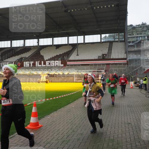 07.12.2025 - St. Pauli X-Mass-Run No. 15 Fabian Wolf http://msf.ph/oto/9394897 07.12.2025 10:27:26 Ziel 1312, 1317, 3571, 3714, 3715, 3722, 3723, 3793, 4225, 4409, 4435 meine-sportfotos.de