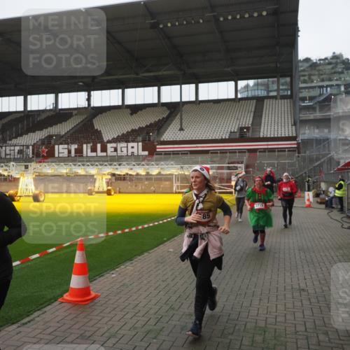 07.12.2025 - St. Pauli X-Mass-Run No. 15 Fabian Wolf http://msf.ph/oto/9394898 07.12.2025 10:27:26 Ziel 1312, 1317, 3571, 3714, 3715, 3722, 3723, 3793, 4225, 4409, 4435 meine-sportfotos.de