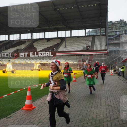 07.12.2025 - St. Pauli X-Mass-Run No. 15 Fabian Wolf http://msf.ph/oto/9394900 07.12.2025 10:27:26 Ziel 1312, 1317, 3571, 3714, 3715, 3722, 3723, 3793, 4225, 4409, 4435 meine-sportfotos.de