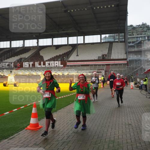 07.12.2025 - St. Pauli X-Mass-Run No. 15 Fabian Wolf http://msf.ph/oto/9394906 07.12.2025 10:27:28 Ziel 1312, 1317, 2677, 3571, 3706, 3707, 3714, 3715, 3722, 3723, 3793, 4435 meine-sportfotos.de