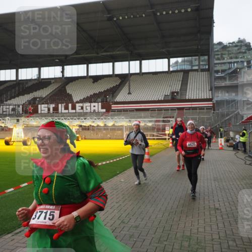 07.12.2025 - St. Pauli X-Mass-Run No. 15 Fabian Wolf http://msf.ph/oto/9394911 07.12.2025 10:27:29 Ziel 1312, 1317, 2677, 3154, 3571, 3706, 3707, 3714, 3715, 3722, 3723, 3793, 4435 meine-sportfotos.de