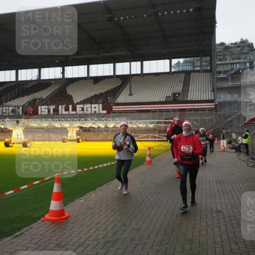 07.12.2025 - St. Pauli X-Mass-Run No. 15 Fabian Wolf http://msf.ph/oto/9394913 07.12.2025 10:27:29 Ziel 1312, 1317, 2677, 3154, 3571, 3706, 3707, 3714, 3715, 3722, 3723, 3793, 4435 meine-sportfotos.de