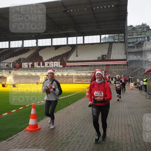 07.12.2025 - St. Pauli X-Mass-Run No. 15 Fabian Wolf http://msf.ph/oto/9394916 07.12.2025 10:27:30 Ziel 1312, 2677, 3154, 3156, 3571, 3706, 3707, 3714, 3715, 3722, 3723, 3793, 4435 meine-sportfotos.de