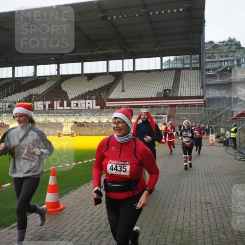 07.12.2025 - St. Pauli X-Mass-Run No. 15 Fabian Wolf http://msf.ph/oto/9394918 07.12.2025 10:27:30 Ziel 1312, 2677, 3154, 3156, 3571, 3706, 3707, 3714, 3715, 3722, 3723, 3793, 4435 meine-sportfotos.de