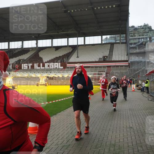 07.12.2025 - St. Pauli X-Mass-Run No. 15 Fabian Wolf http://msf.ph/oto/9394921 07.12.2025 10:27:31 Ziel 2677, 3154, 3156, 3571, 3706, 3707, 3714, 3715, 3722, 3723, 3793, 4435 meine-sportfotos.de