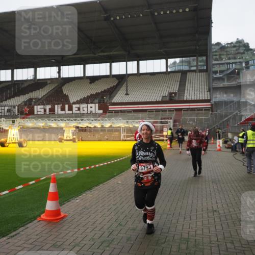 07.12.2025 - St. Pauli X-Mass-Run No. 15 Fabian Wolf http://msf.ph/oto/9394926 07.12.2025 10:27:33 Ziel 175, 2677, 3154, 3156, 3571, 3706, 3707, 3714, 3715, 3722, 3723, 3793, 4435 meine-sportfotos.de