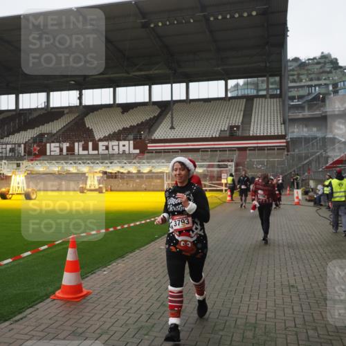 07.12.2025 - St. Pauli X-Mass-Run No. 15 Fabian Wolf http://msf.ph/oto/9394927 07.12.2025 10:27:33 Ziel 175, 2677, 3154, 3156, 3571, 3706, 3707, 3714, 3715, 3722, 3723, 3793, 4435 meine-sportfotos.de
