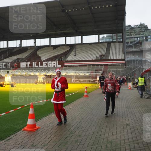 07.12.2025 - St. Pauli X-Mass-Run No. 15 Fabian Wolf http://msf.ph/oto/9394933 07.12.2025 10:27:34 Ziel 175, 2677, 3154, 3156, 3571, 3706, 3707, 3714, 3715, 3722, 3723, 3793, 4435 meine-sportfotos.de