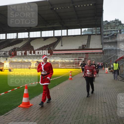 07.12.2025 - St. Pauli X-Mass-Run No. 15 Fabian Wolf http://msf.ph/oto/9394934 07.12.2025 10:27:34 Ziel 175, 2677, 3154, 3156, 3571, 3706, 3707, 3714, 3715, 3722, 3723, 3793, 4435 meine-sportfotos.de