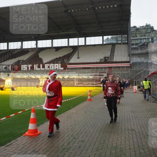 07.12.2025 - St. Pauli X-Mass-Run No. 15 Fabian Wolf http://msf.ph/oto/9394935 07.12.2025 10:27:35 Ziel 175, 2060, 2677, 3154, 3156, 3571, 3706, 3707, 3714, 3715, 3722, 3723, 3793, 4435, 4515, 4516 meine-sportfotos.de