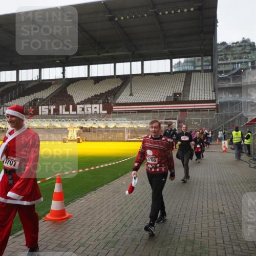 07.12.2025 - St. Pauli X-Mass-Run No. 15 Fabian Wolf http://msf.ph/oto/9394939 07.12.2025 10:27:36 Ziel 175, 2060, 2677, 3154, 3156, 3706, 3707, 3714, 3715, 3722, 3723, 3793, 4383, 4435, 4515, 4516 meine-sportfotos.de