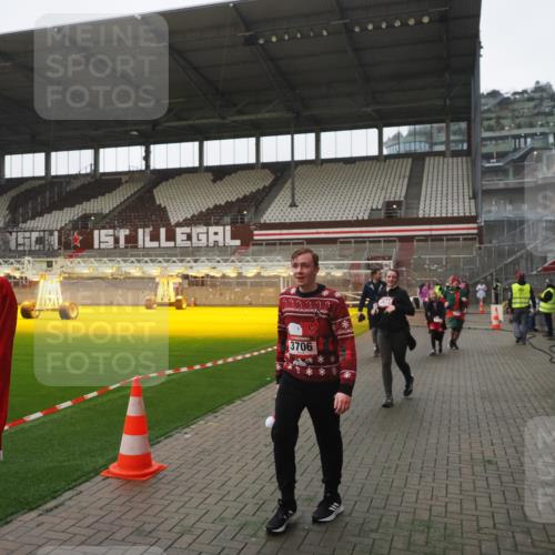07.12.2025 - St. Pauli X-Mass-Run No. 15 Fabian Wolf http://msf.ph/oto/9394941 07.12.2025 10:27:36 Ziel 175, 2060, 2677, 3154, 3156, 3706, 3707, 3714, 3715, 3722, 3723, 3793, 4383, 4435, 4515, 4516 meine-sportfotos.de