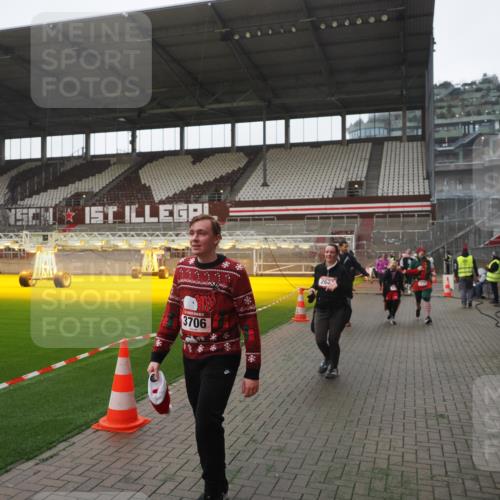 07.12.2025 - St. Pauli X-Mass-Run No. 15 Fabian Wolf http://msf.ph/oto/9394943 07.12.2025 10:27:37 Ziel 175, 2060, 2677, 3154, 3156, 3458, 3706, 3707, 3714, 3715, 3722, 3723, 3793, 4383, 4435, 4515, 4516 meine-sportfotos.de