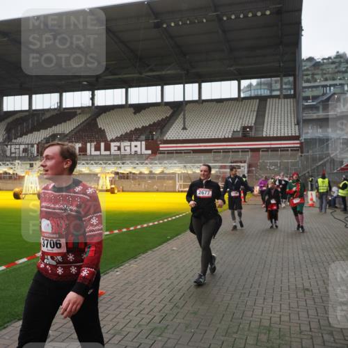 07.12.2025 - St. Pauli X-Mass-Run No. 15 Fabian Wolf http://msf.ph/oto/9394946 07.12.2025 10:27:37 Ziel 175, 2060, 2677, 3154, 3156, 3458, 3706, 3707, 3714, 3715, 3722, 3723, 3793, 4383, 4435, 4515, 4516 meine-sportfotos.de