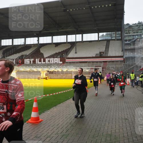 07.12.2025 - St. Pauli X-Mass-Run No. 15 Fabian Wolf http://msf.ph/oto/9394947 07.12.2025 10:27:38 Ziel 175, 2060, 2677, 3154, 3156, 3458, 3706, 3707, 3714, 3715, 3722, 3723, 3793, 4383, 4435, 4462, 4463, 4515, 4516 meine-sportfotos.de
