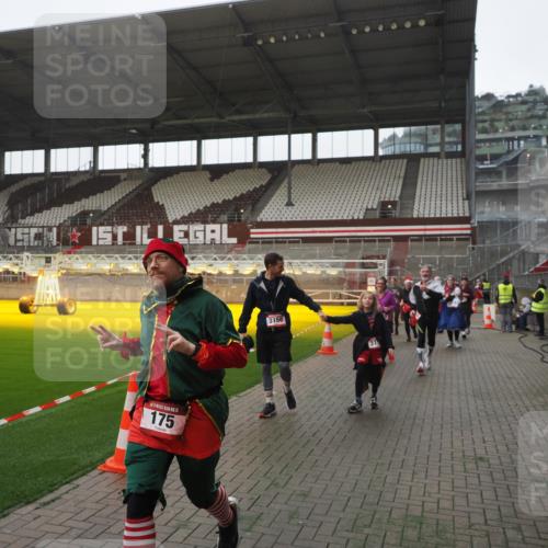 07.12.2025 - St. Pauli X-Mass-Run No. 15 Fabian Wolf http://msf.ph/oto/9394958 07.12.2025 10:27:41 Ziel 175, 2060, 2101, 2188, 2677, 3154, 3156, 3458, 3706, 3707, 3713, 3722, 3723, 3793, 4383, 4462, 4463, 4515, 4516 meine-sportfotos.de