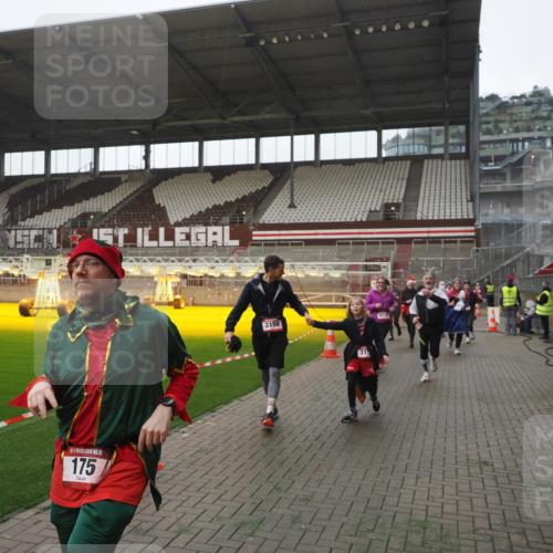 07.12.2025 - St. Pauli X-Mass-Run No. 15 Fabian Wolf http://msf.ph/oto/9394959 07.12.2025 10:27:41 Ziel 175, 2060, 2101, 2188, 2677, 3154, 3156, 3458, 3706, 3707, 3713, 3722, 3723, 3793, 4383, 4462, 4463, 4515, 4516 meine-sportfotos.de