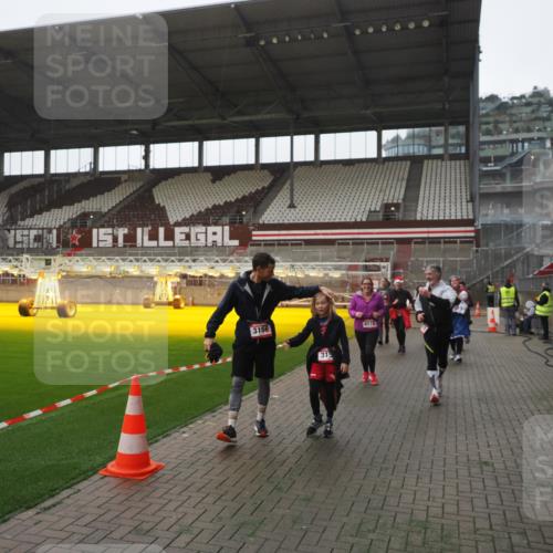 07.12.2025 - St. Pauli X-Mass-Run No. 15 Fabian Wolf http://msf.ph/oto/9394962 07.12.2025 10:27:42 Ziel 175, 2060, 2101, 2188, 2677, 3154, 3156, 3458, 3706, 3707, 3713, 3723, 3793, 4383, 4462, 4463, 4515, 4516 meine-sportfotos.de