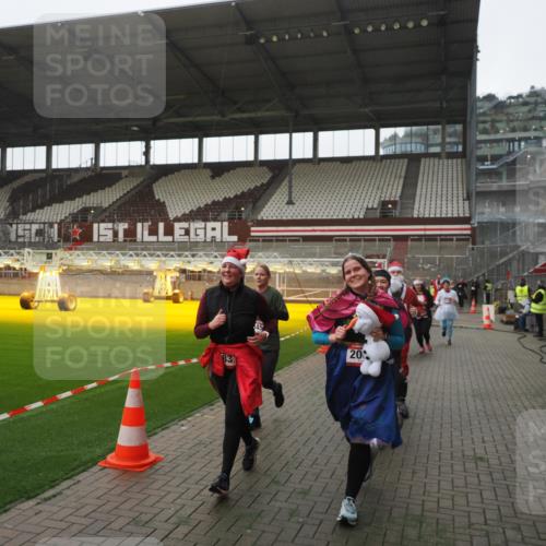 07.12.2025 - St. Pauli X-Mass-Run No. 15 Fabian Wolf http://msf.ph/oto/9394977 07.12.2025 10:27:45 Ziel 175, 2060, 2101, 2188, 2677, 3154, 3156, 3458, 3706, 3707, 3713, 4383, 4462, 4463, 4515, 4516 meine-sportfotos.de