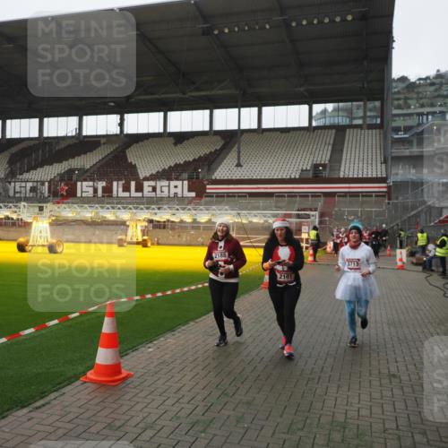 07.12.2025 - St. Pauli X-Mass-Run No. 15 Fabian Wolf http://msf.ph/oto/9394992 07.12.2025 10:27:48 Ziel 175, 2060, 2101, 2188, 2677, 3154, 3156, 3458, 3706, 3707, 3713, 4132, 4133, 4383, 4462, 4463, 4515, 4516 meine-sportfotos.de