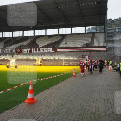 07.12.2025 - St. Pauli X-Mass-Run No. 15 Fabian Wolf http://msf.ph/oto/9395006 07.12.2025 10:27:53 Ziel 1717, 2060, 2101, 2188, 3458, 3713, 4132, 4133, 4350, 4383, 4453, 4454, 4462, 4463, 4515, 4516, 4527, 4538, 4875 meine-sportfotos.de