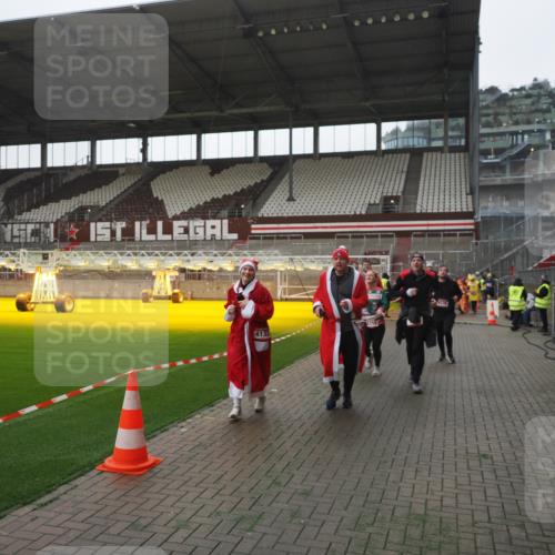 07.12.2025 - St. Pauli X-Mass-Run No. 15 Fabian Wolf http://msf.ph/oto/9395021 07.12.2025 10:27:56 Ziel 1717, 2101, 2188, 3458, 3713, 3881, 3883, 4132, 4133, 4350, 4383, 4453, 4454, 4462, 4463, 4527, 4538, 4875 meine-sportfotos.de