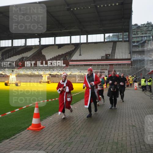 07.12.2025 - St. Pauli X-Mass-Run No. 15 Fabian Wolf http://msf.ph/oto/9395022 07.12.2025 10:27:56 Ziel 1717, 2101, 2188, 3458, 3713, 3881, 3883, 4132, 4133, 4350, 4383, 4453, 4454, 4462, 4463, 4527, 4538, 4875 meine-sportfotos.de