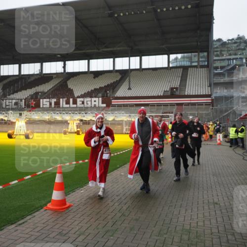 07.12.2025 - St. Pauli X-Mass-Run No. 15 Fabian Wolf http://msf.ph/oto/9395023 07.12.2025 10:27:57 Ziel 1717, 2101, 2188, 3458, 3713, 3879, 3881, 3883, 4132, 4133, 4189, 4350, 4453, 4454, 4462, 4463, 4527, 4538, 4875 meine-sportfotos.de